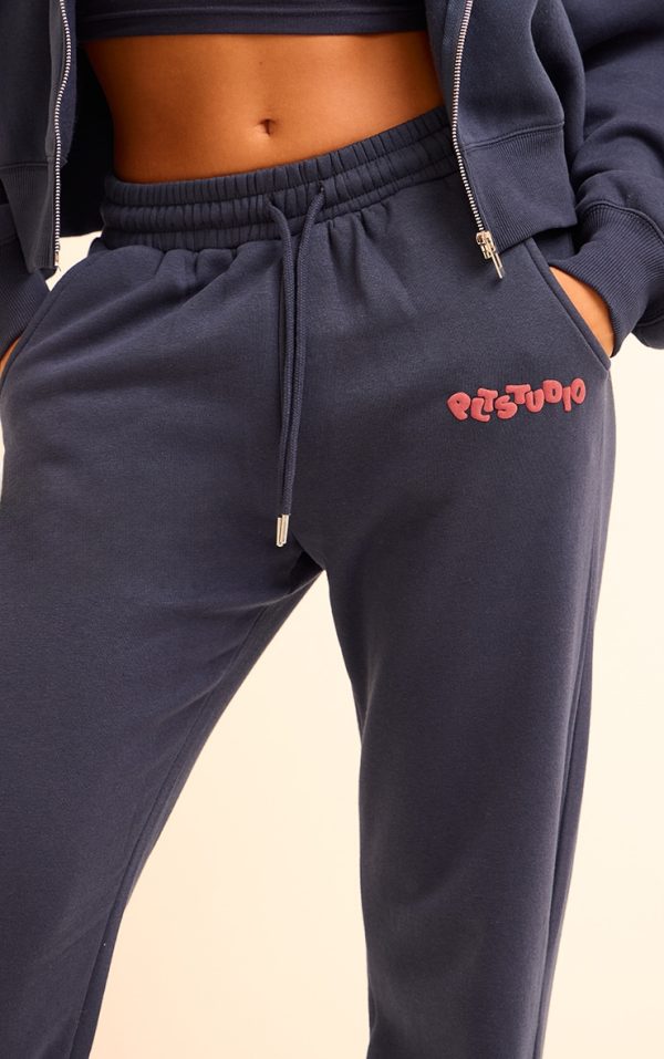 0035c9dcf21692583681eb350fcc9a13d43b9f76_CNK0906_4_midnight_blue_plt_studio_archive_puff_print_drawstring_cuffed_joggers