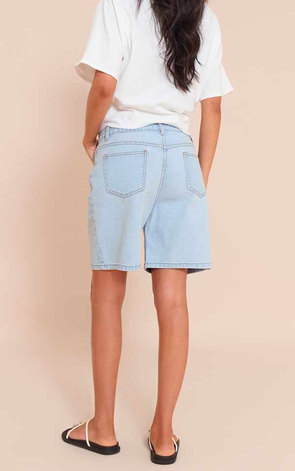 035a9c37121246c629d95df3e6dffb218bdedbb9_CNM5559_3_tall_light_blue_mid_rise_relaxed_boyfriend_shorts