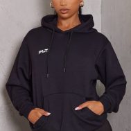 04406bebec355eff5e62e692aaee2055bfd02c0f_CNE5409_1_prettylittlething_logo_black_badge_detail_oversized_fit_hoodie