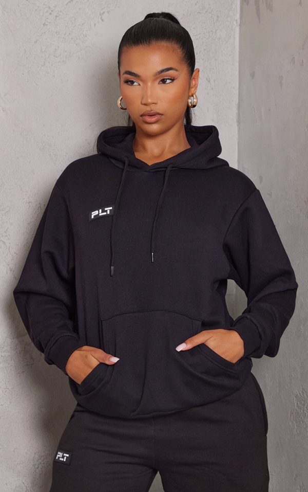 04406bebec355eff5e62e692aaee2055bfd02c0f_CNE5409_1_prettylittlething_logo_black_badge_detail_oversized_fit_hoodie