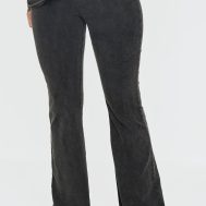 04b94d3dae1b5624443c8141c9893ab657be4616_CNK5263_2_prettylittlething_black_embossed_logo_washed_skinny_flare_trousers