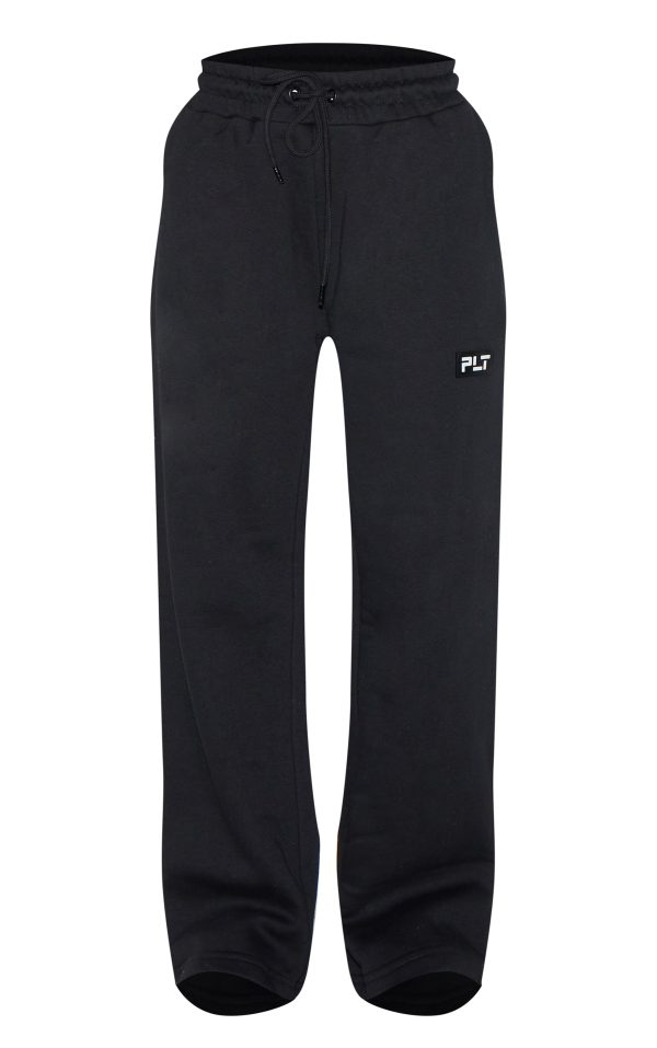 0a9871e03f5aa1e64b11cd95134bf17d79610e3e_CNH5022_5_prettylittlething_petite_black_badge_detail_straight_leg_joggers
