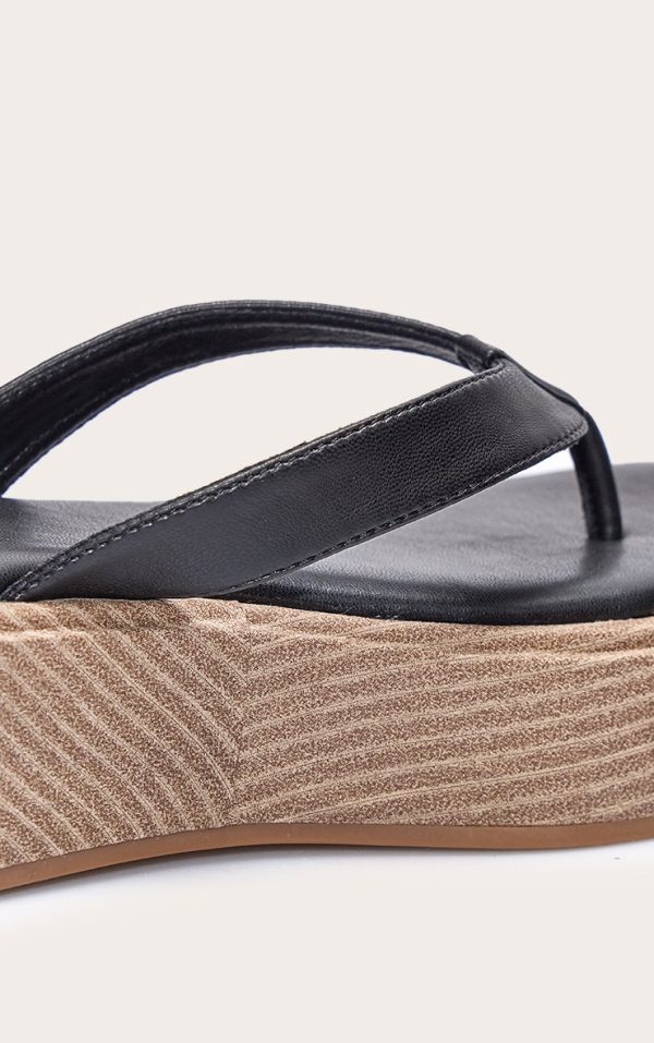0ca6a2107e5c496f18175f338c8785d32fea1aa4_CNL7050_4_black_pu_toe_thong_fake_stack_round_toe_flatform_sandals