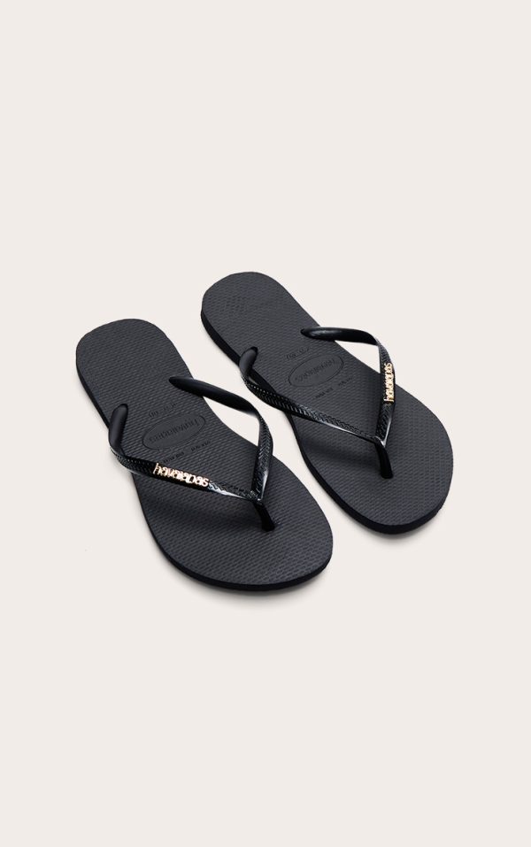0f6528bc7e058f9d215de9a13a000a403ecfce8a_CNM1903_2_black_havaianas_slim_logo_metallic_flip_flops