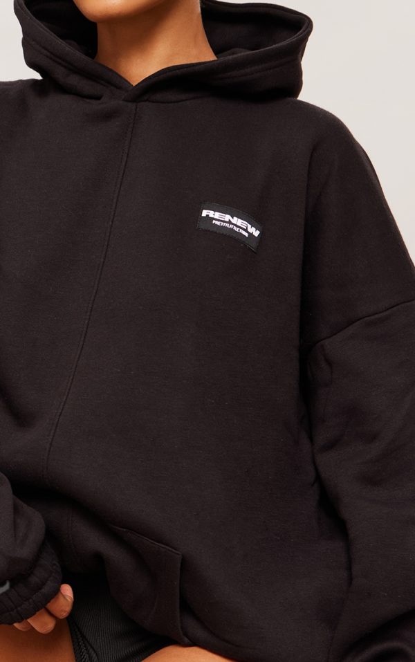 18593086168d53ef20cf55cad4c898cddb66f517_CNG1276_4_black_badge_detail_oversized_hoodie