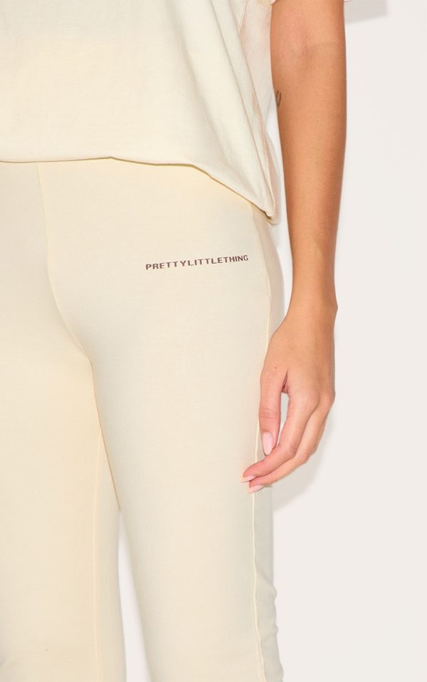 18f18899a3be6d811f7e0a29b4af106070e635db_CNI8523_4_prettylittlething_beige_printed_flared_trousers
