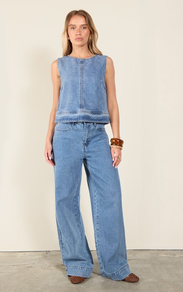 1a0b4a76cf128e4de4829eb4e7935f2c56b443a5_CNL7803_1_mid_blue_wash_seam_detail_wide_leg_jeans