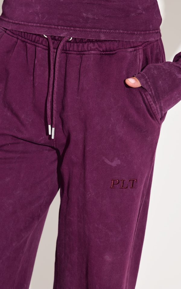 1a63361bc150aae1c0c68bc66dcc3fe740f0f875_CNL8058_4_prettylittlething_plum_washed_low_rise_oversized_wide_leg_joggers