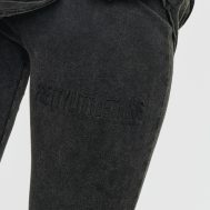 1d2f2d557f597c9c269b1774d400e92806b23339_CNK5263_4_prettylittlething_black_embossed_logo_washed_skinny_flare_trousers