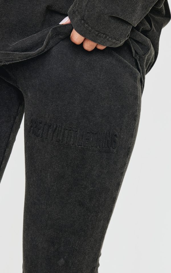 1d2f2d557f597c9c269b1774d400e92806b23339_CNK5263_4_prettylittlething_black_embossed_logo_washed_skinny_flare_trousers