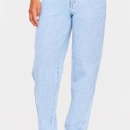 21af6b238a3cb0167fd6bc8f841fb1fb0ebd368e_CNL6139_2_prettylittlething_light_blue_wash_high_waist_mom_jeans