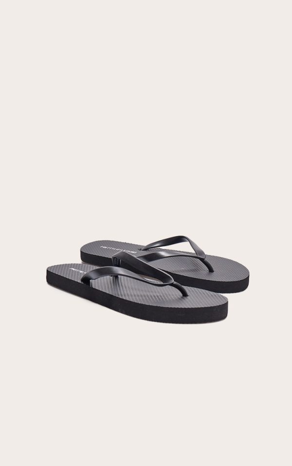 232c8017fbb06acfaeb0da832fafb2706cf1c046_CLU2212_2_prettylittlething_black_flip_flops