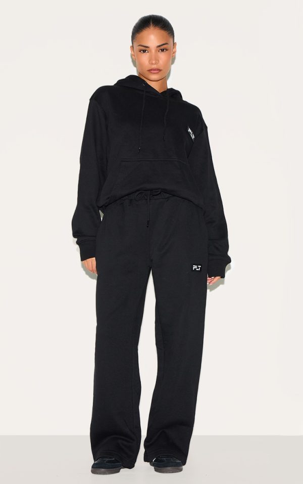 26a005db4aa8d74c90021bed593c5f8297fe230a_CNH5023_3_prettylittlething_petite_black_badge_detail_oversize_hoodie