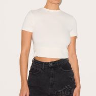 316992484743aae27aa32a5687da1948b3fbf85a_CMG9825_4_prettylittlething_washed_black_ripped_denim_mom_shorts-1