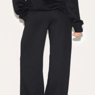 52210931d4ad486ba4be116c1d94f1c577cf1845_CNH5022_3_prettylittlething_petite_black_badge_detail_straight_leg_joggers