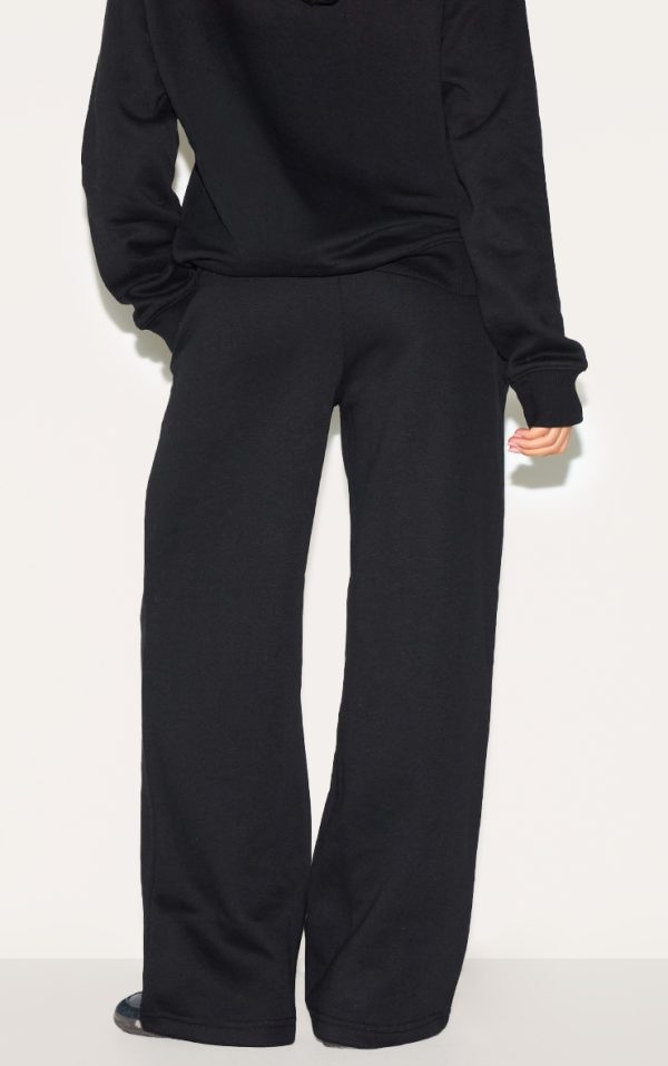 52210931d4ad486ba4be116c1d94f1c577cf1845_CNH5022_3_prettylittlething_petite_black_badge_detail_straight_leg_joggers