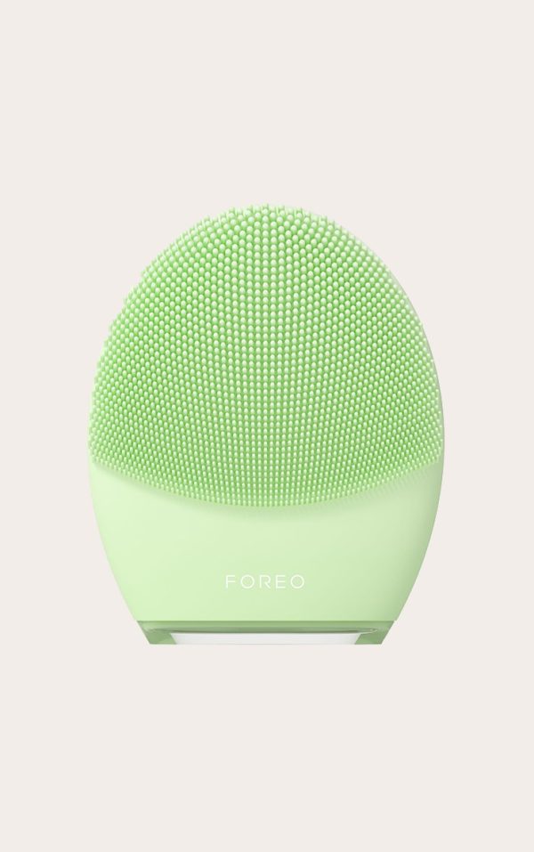 539d5f2f35c2155cd7fd1cdd8086b888c73db644_CNN4551_1_foreo_luna_4_smart_facial_cleansing_and_firming_combination_skin_device