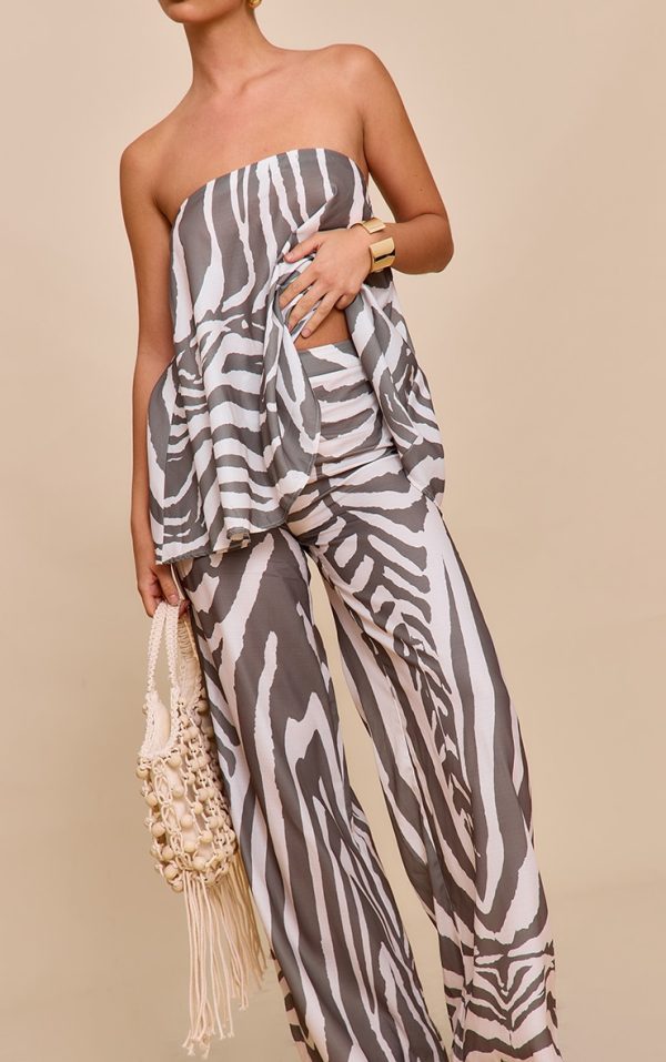 5def37e9e2a75454c2150b0304e24a2b1b214b72_CNM8793_1_brown_oversized_zebra_print_trousers