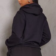 6b39f89bdb59d383d702d8f58050d0ffe013bd08_CNE5409_2_prettylittlething_logo_black_badge_detail_oversized_fit_hoodie