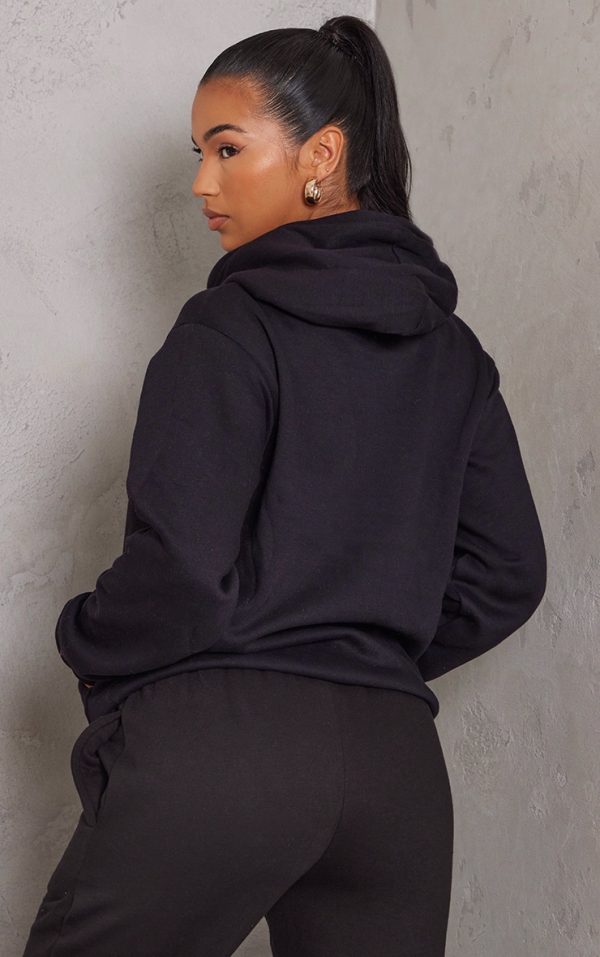 6b39f89bdb59d383d702d8f58050d0ffe013bd08_CNE5409_2_prettylittlething_logo_black_badge_detail_oversized_fit_hoodie