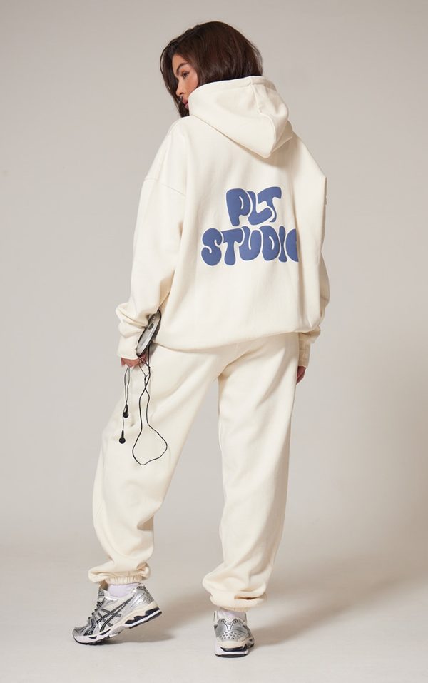 722710cecdb28e5d9b44af5c0834cbfcb1e75386_CNK1744_1_prettylittlething_sand_premium_studio_print_oversized_hoodie