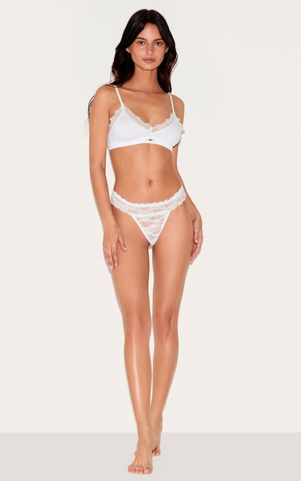 757e0ca2f4ff58e2b8dcf1ed15171a5bdd733a01_CNL1423_3_prettylittlething_white_badge_lace_trim_bralette
