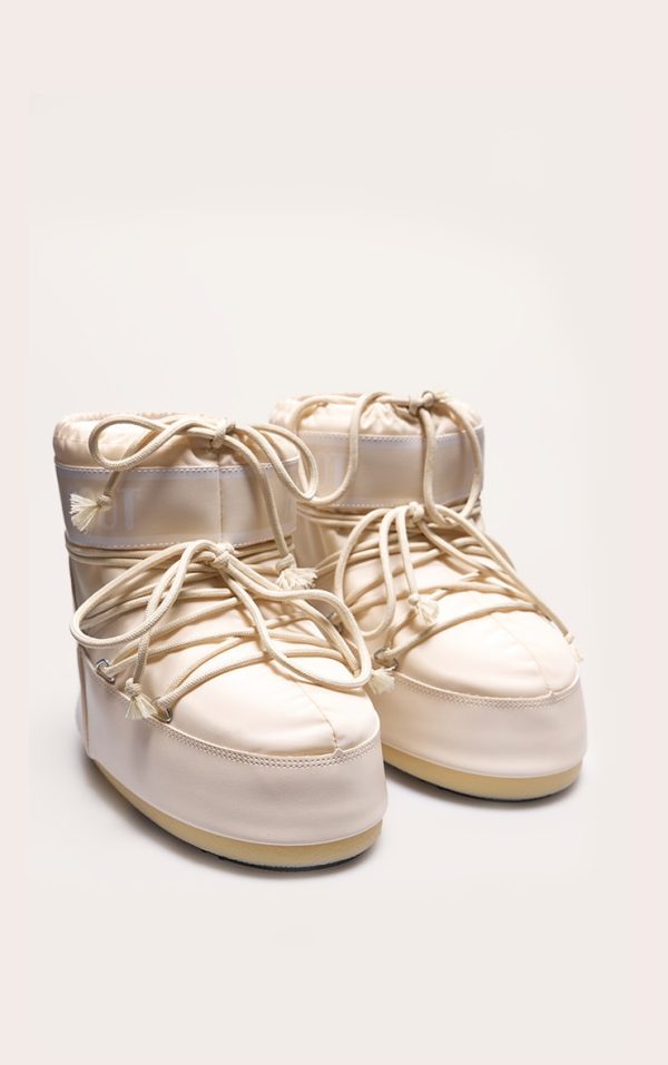 7cb8c02e72e9b516719162c4e5e99f3bfee26cec_CMR5975_2_moon_boot_cream_classic_low