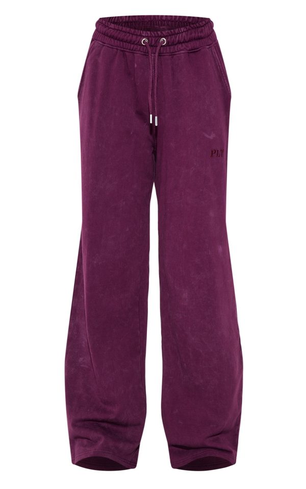 7f054d5f98b4a286f4282d990bb636fa44b77c5f_CNL8058_5_prettylittlething_plum_washed_low_rise_oversized_wide_leg_joggers
