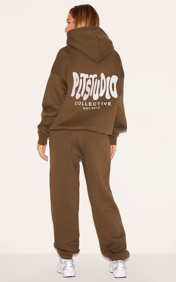 82484e0c4aeef293e07265706d3fff05607e250b_CNL4257_1_prettylittlething_taupe_studio_print_oversized_hoodie