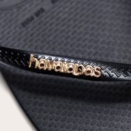 8332bf1f4af740fbdfa6cda6ad90300f1f7a49a3_CNM1903_4_black_havaianas_slim_logo_metallic_flip_flops