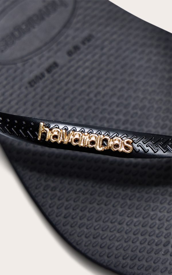 8332bf1f4af740fbdfa6cda6ad90300f1f7a49a3_CNM1903_4_black_havaianas_slim_logo_metallic_flip_flops