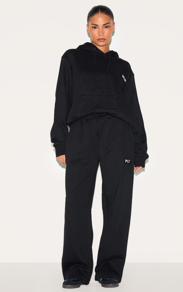 882fe0ceca1c8f36b5e4ac5a4318f5b472aeeb5a_CNH5022_1_prettylittlething_petite_black_badge_detail_straight_leg_joggers