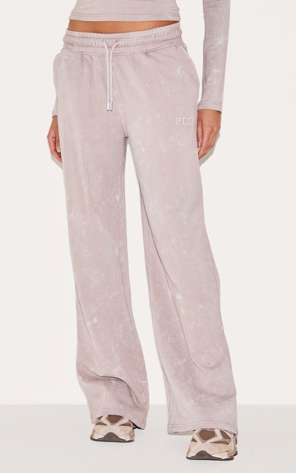 8a3a7e739b3e38f65c4d11f8c01f873c974246e3_CNL9568_2_light_grey_prettylittlething_washed_low_rise_oversized_wide_leg_joggers-1