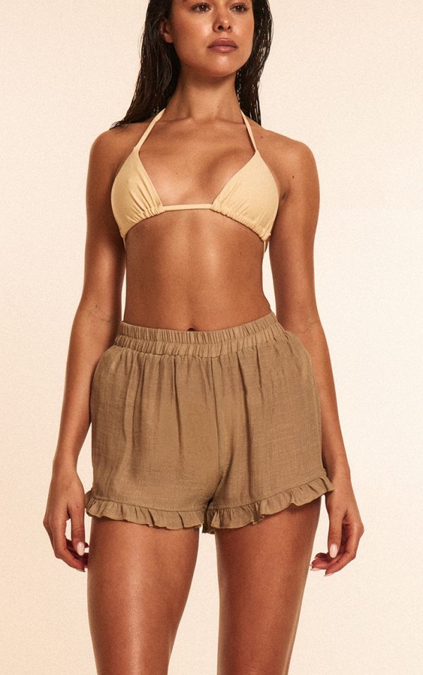 8aed3c5b437e12e697e5ef3928598251025072eb_CNL9891_1_stone_textured_woven_frill_edge_shorts-1
