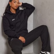 8e47963c7de4b4bf4a9c91b214d098a9543448c4_CNE5409_3_prettylittlething_logo_black_badge_detail_oversized_fit_hoodie