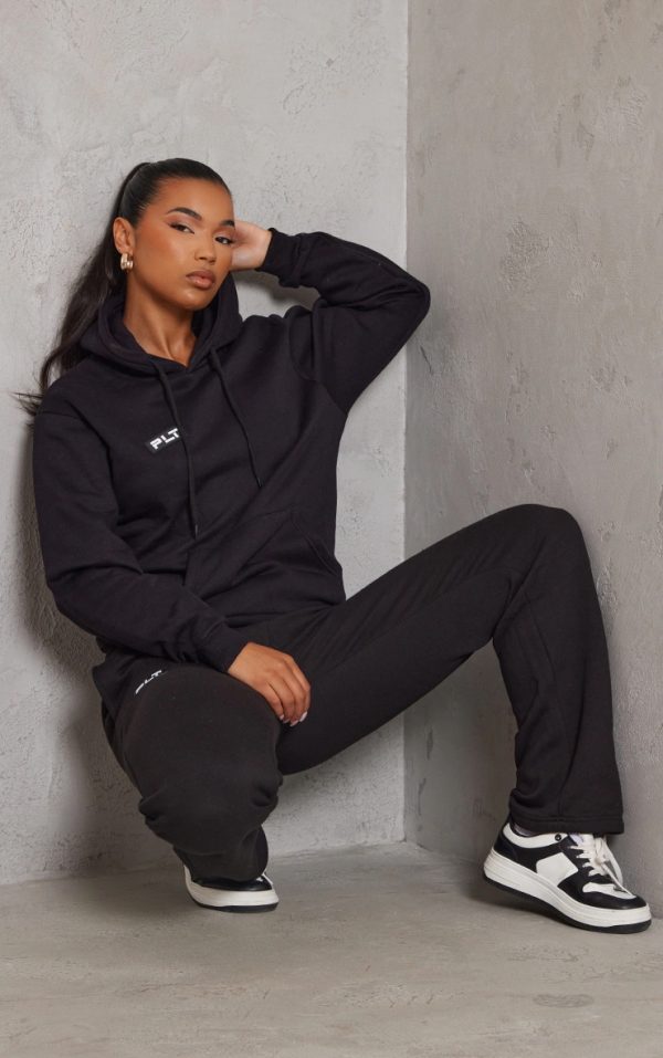 8e47963c7de4b4bf4a9c91b214d098a9543448c4_CNE5409_3_prettylittlething_logo_black_badge_detail_oversized_fit_hoodie