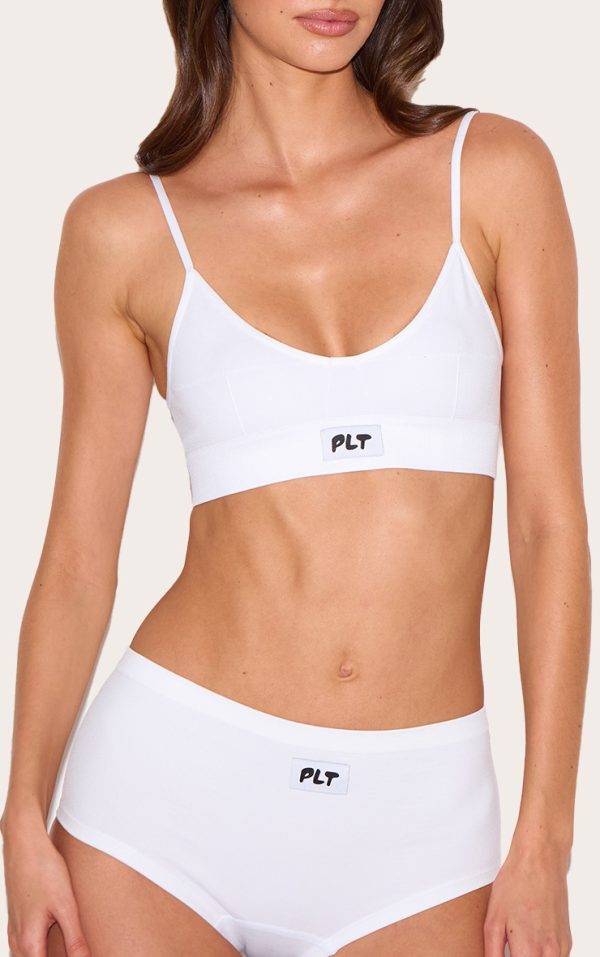 8f3f05c5826909f45028932422aaf8e1790b2615_CNK6345_4_prettylittlething_white_woven_badge_seamless_bralette