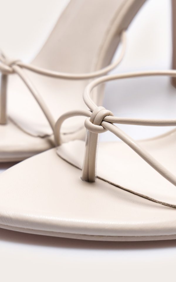 9031c7409c8761fc668b29a42ed47f254ab8be4a_CNL8251_4_plt_label_stone_strappy_tie_thong_heels-1