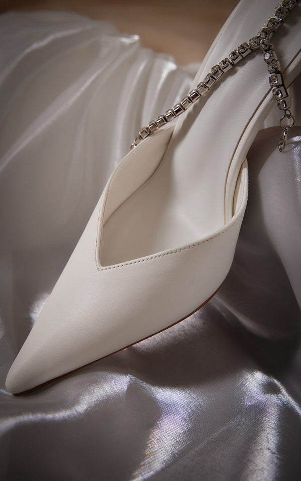 9445eac5ba0170cdc6c5a8809de1c9e9a8cca707_CNI0199_4_white_pu_point_toe_diamante_chain_back_high_heeled_courts
