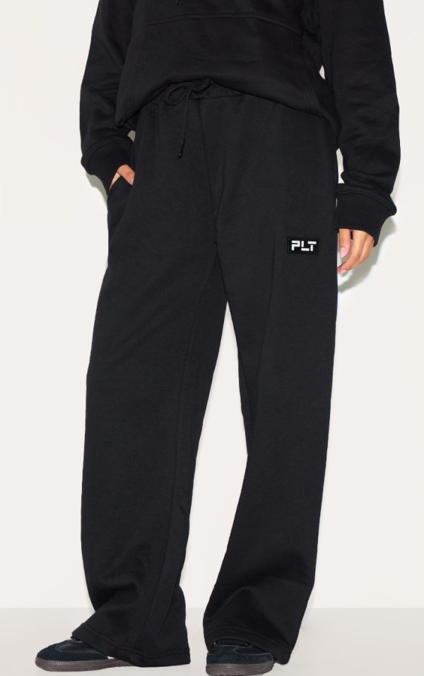 948a3a5d3ba6ac6a576e10610a6fb30f2fe0d131_CNH5022_2_prettylittlething_petite_black_badge_detail_straight_leg_joggers
