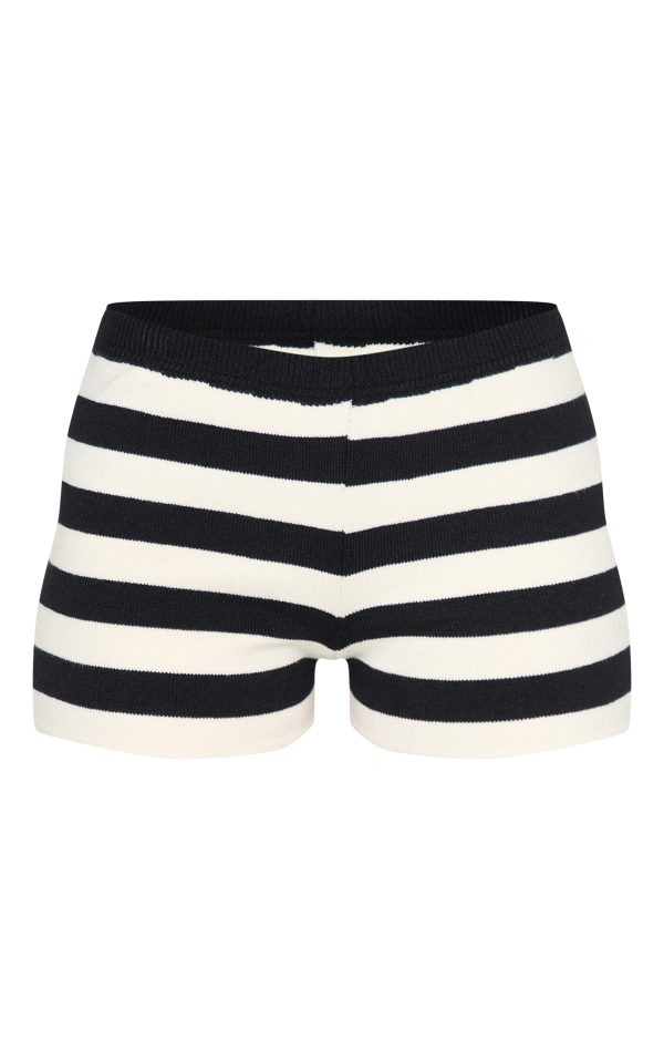 955e95384a2dd8208bbbbb6dc4c98e567f173b8f_CNN2717_6_white_striped_knit_shorts