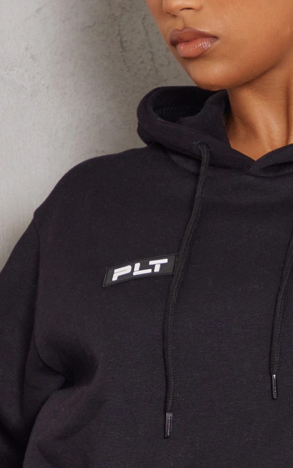 9bf22a6bc1ec9cf1ae30379241a5a28c2a17624f_CNE5409_4_prettylittlething_logo_black_badge_detail_oversized_fit_hoodie