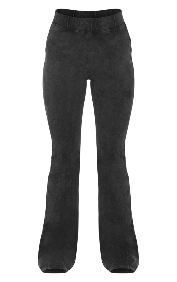 9c78811dcd15f53bbe52567815a141a6288dccfa_CNK5263_5_prettylittlething_black_embossed_logo_washed_skinny_flare_trousers