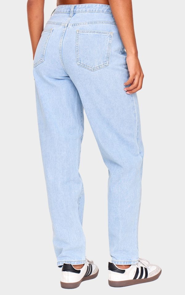9dcb484fbda66513f614b5e957d18a5e064c4866_CNL6139_3_prettylittlething_light_blue_wash_high_waist_mom_jeans