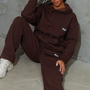 PRETTYLITTLETHING Petite Chocolate Badge Detail Straight Leg Jogger