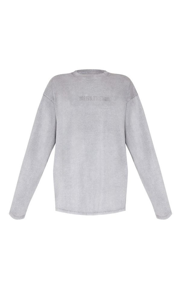 abf95355f4c97f2975067c19a33206838fe948a4_CNK5267_5_prettylittlething_light_grey_embossed_logo_washed_long_sleeve_t_shirt