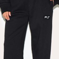 b03f0ff1fbbf2d8c5153fba7c0ca01dbdb27d655_CNH5022_4_prettylittlething_petite_black_badge_detail_straight_leg_joggers