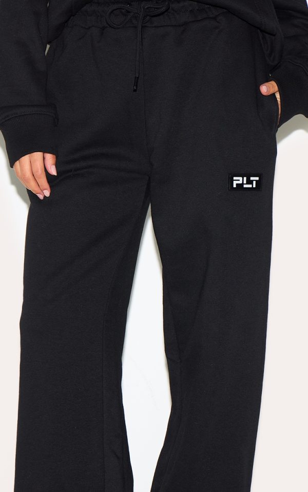 b03f0ff1fbbf2d8c5153fba7c0ca01dbdb27d655_CNH5022_4_prettylittlething_petite_black_badge_detail_straight_leg_joggers