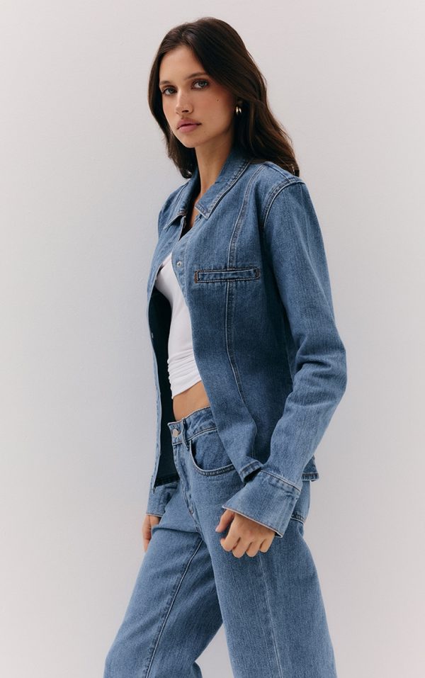 bb1111ba41dfba3931a6e20df660959c2a754014_CNL5658_4_mid_blue_wash_cinched_waist_seam_detail_long_sleeve_shirt