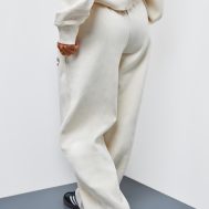bdcf0dc06e994397542c8d546ec3c0fc17716669_CNK1316_3_prettylittlething_petite_cream_premium_print_wide_leg_joggers
